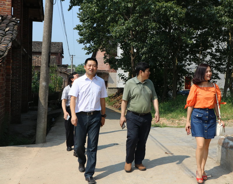 7月26日，局党组书记、局长何安国来到炎陵县检查易地扶贫搬迁情况