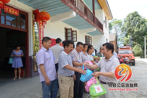 县总工会给漕泊林场护林员送清凉