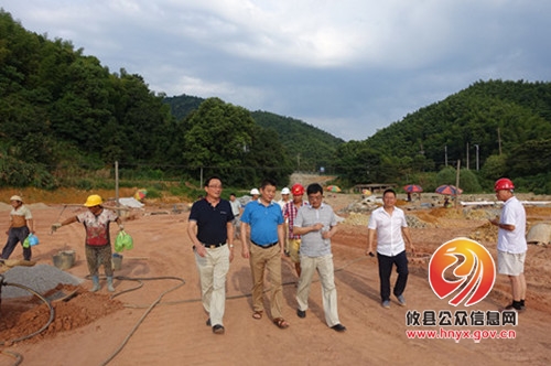 县总工会慰问酒埠江旅游开发工地农民工