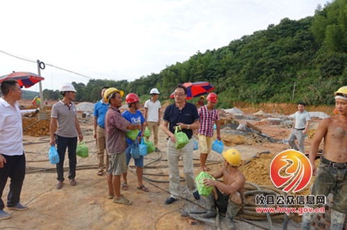 县总工会慰问酒埠江旅游开发工地农民工