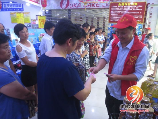 攸县民政局志愿者助力慈善超市爱心活动