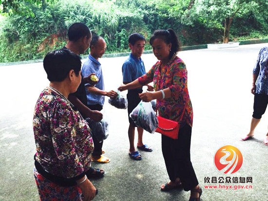 爱心送到敬老院，葡萄甜到老人心
