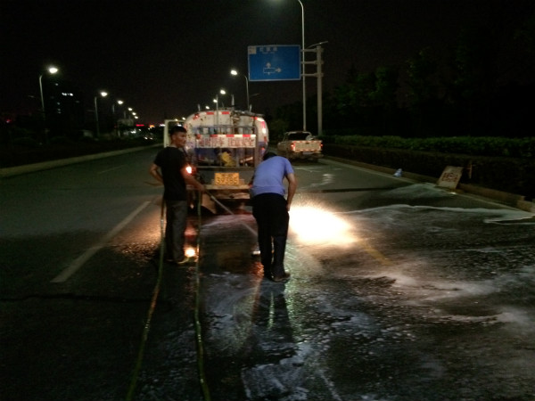 云龙示范区城管部门快速清理路面油污