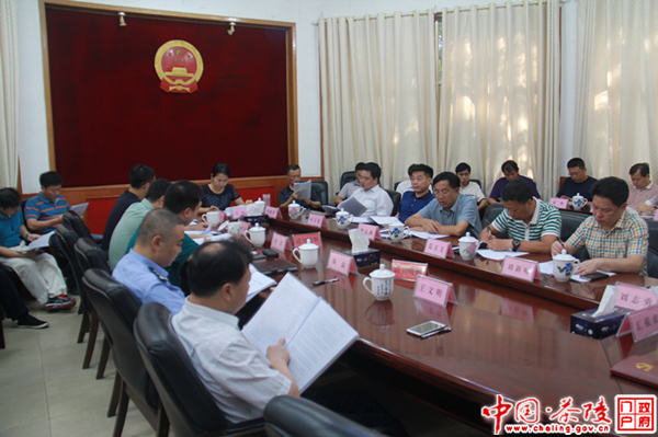 江小忠主持召开政府常务会议