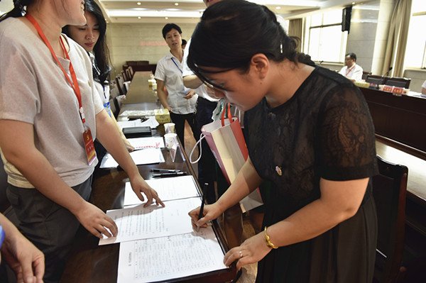 参加中国共产党株洲市荷塘区第五次代表大会的代表到各代表团报到