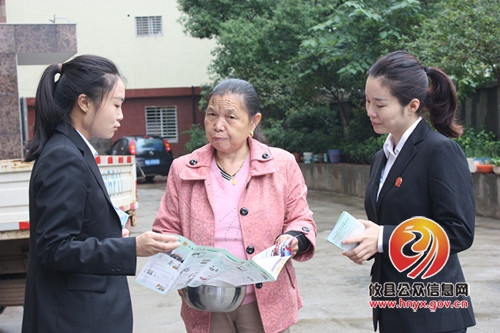 法院送法进社区　平安创建靠大家