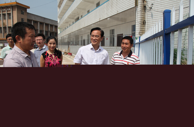 王利波走访慰问教师