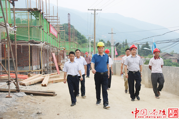 彭新军深入汉背办事处调研公租房项目建设