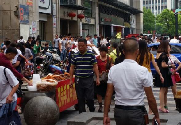芦淞市场群开展违章占道摆摊整治行动