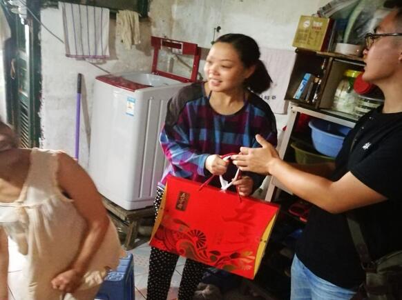 贺家土计生协会组织辖区单位为计生特殊困难家庭送去中秋慰问与祝福