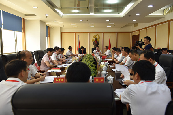 参加中国共产党株洲市荷塘区第五次代表大会的代表到各代表团报到