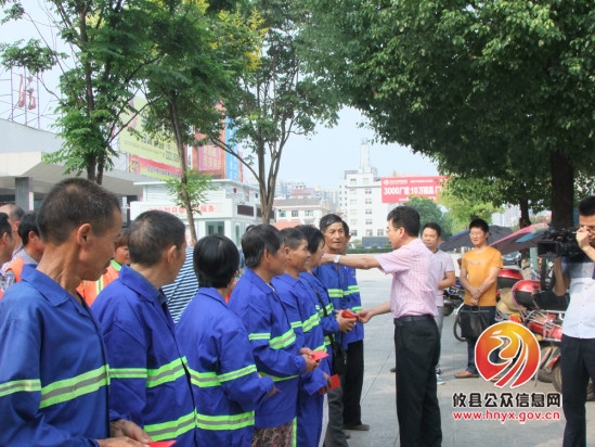 王卓文慰问一线环卫工人