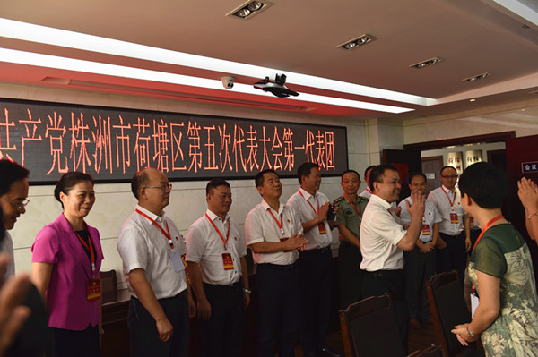 邬凌云看望区第五次党代会代表