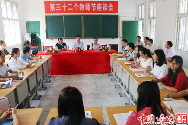 彭新军江小忠谭红日姜衡湘等县四大家领导走访慰问教师