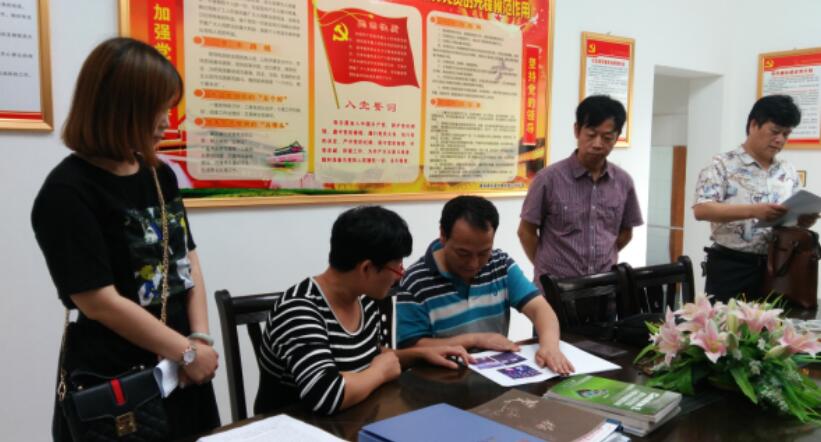 市示范性社区学校考评组到董家塅街新立社区检查指导工作
