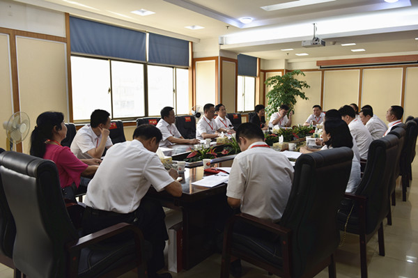 各代表团热烈讨论荷塘区第五次党代会报告