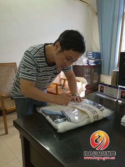 攸县市场和质量监督管理局联星所“三个加强”严格监管学生校服质量