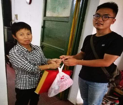 贺家土计生协会组织辖区单位为计生特殊困难家庭送去中秋慰问与祝福