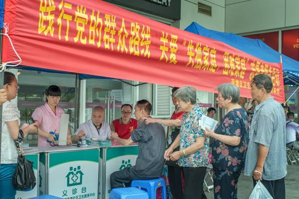 喜迎党代会系列报道（十四）党旗招展映日红