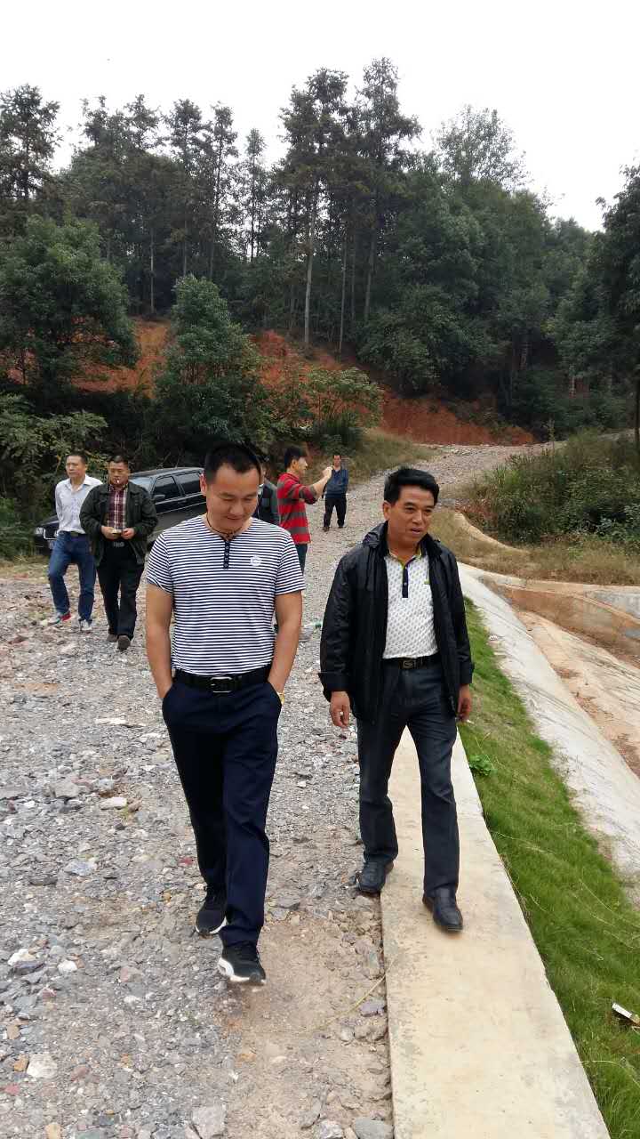 古岳峰镇小二型水库接受县水利局验收