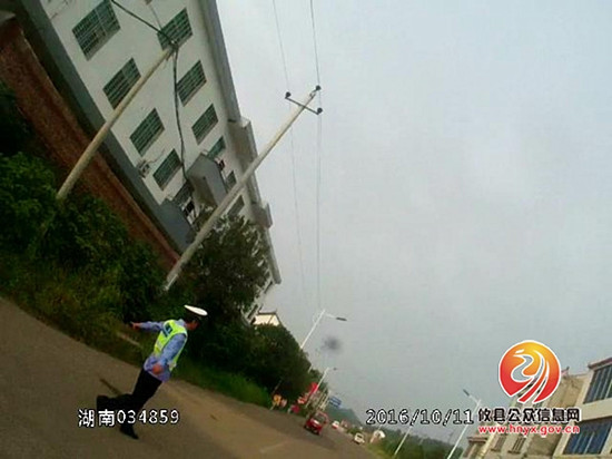 交警大队：正三轮摩托车司机铤而走险 无证驾驶还非法接送学生