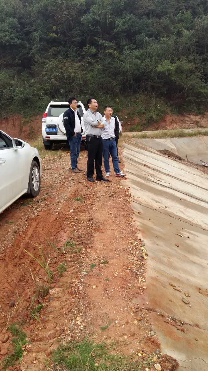 古岳峰镇小二型水库接受县水利局验收