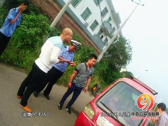 交警大队：正三轮摩托车司机铤而走险 无证驾驶还非法接送学生