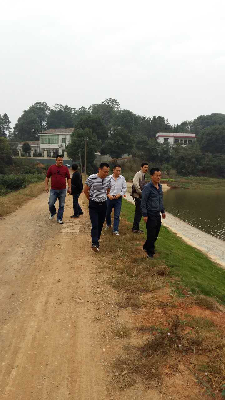 古岳峰镇小二型水库接受县水利局验收