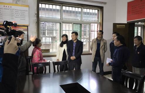 市广播电视台到杨柳冲社区开展在职党员进社区“四送”服务活动