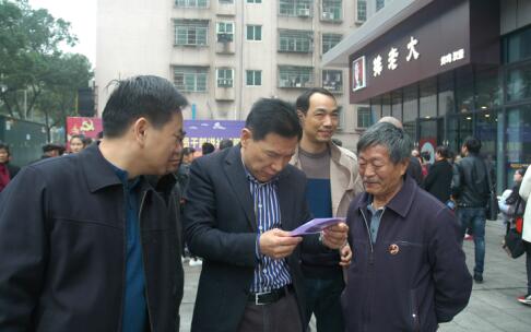 市广播电视台到杨柳冲社区开展在职党员进社区“四送”服务活动