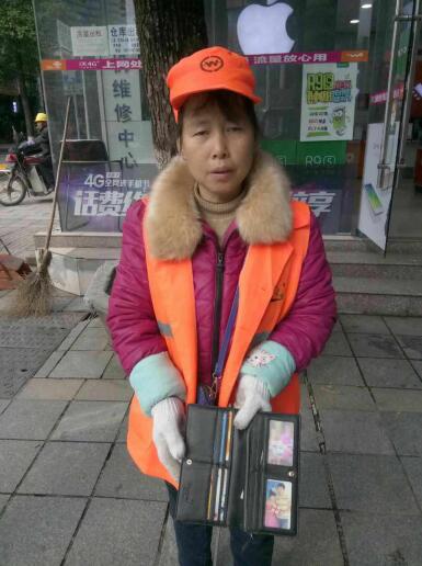 芦淞环卫拾金不昧 传递正能量
