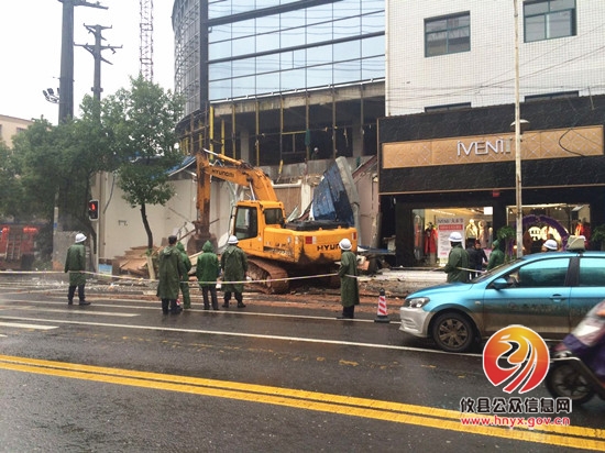 县拆违办：多部门联合执法，强势拆除违章建筑