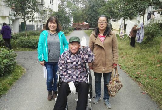 枫溪街道办事处为残疾人免费发放轮椅
