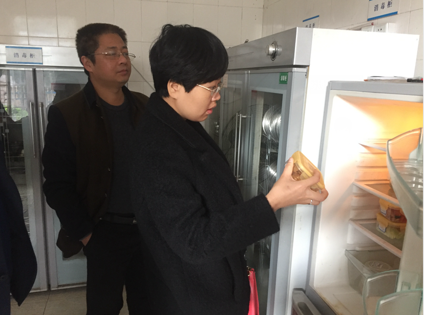 区领导带队检查校园安全工作