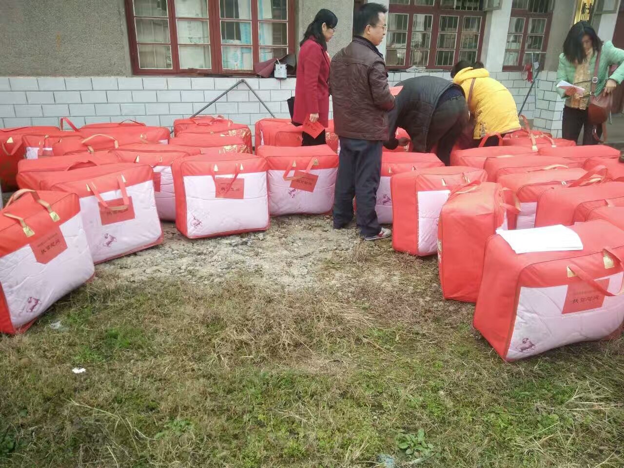 走访慰问贫困户 结对帮扶暖民心