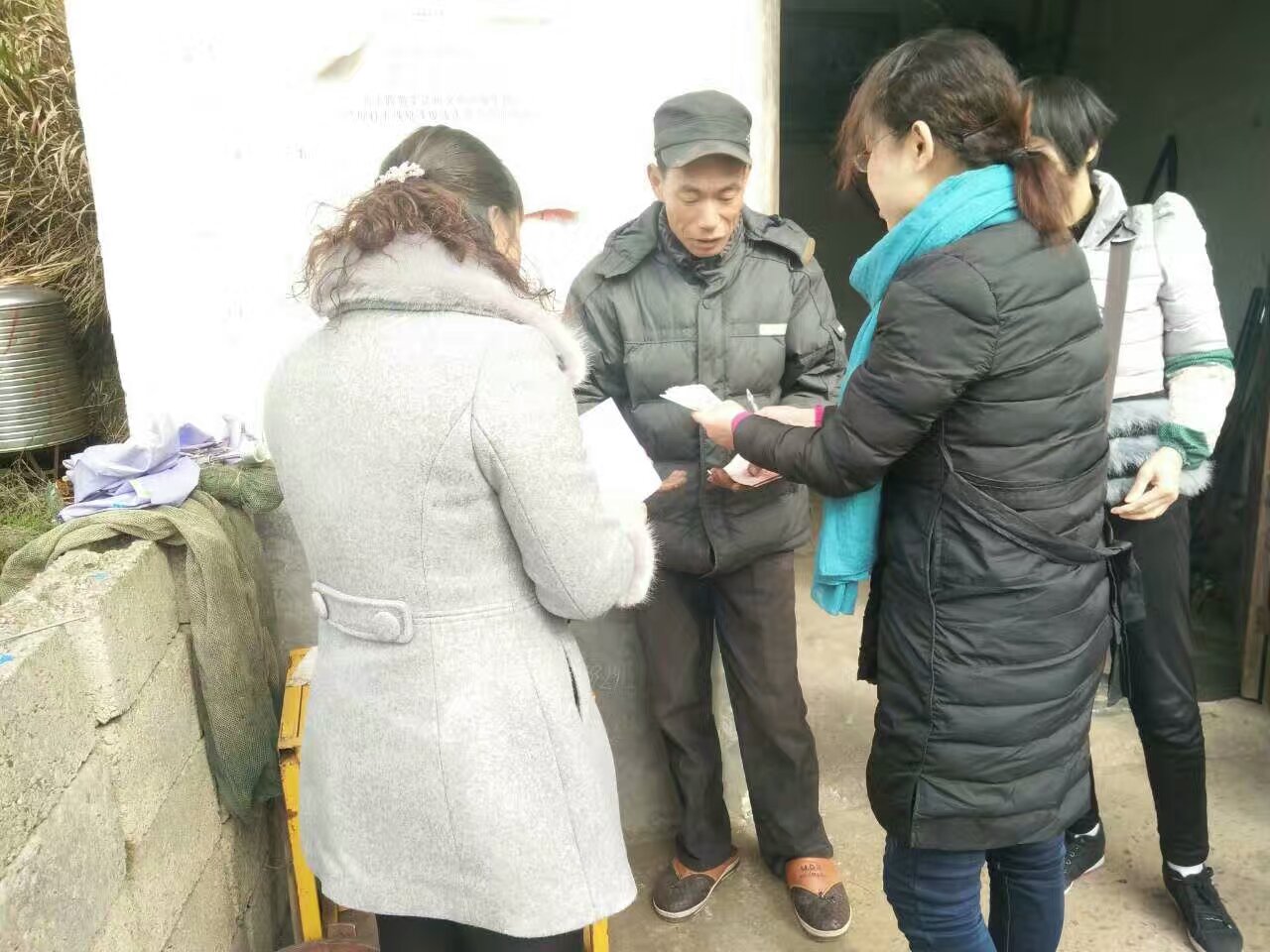 走访慰问贫困户 结对帮扶暖民心
