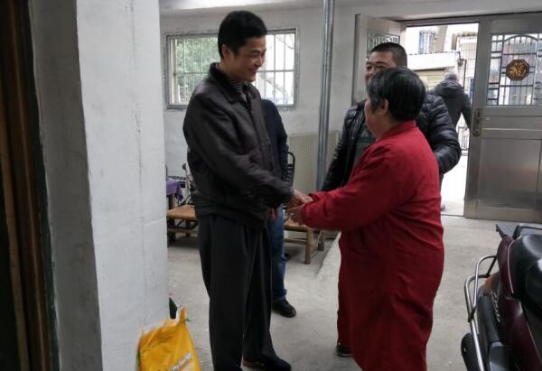市信访局到董家塅街道开展走访慰问活动