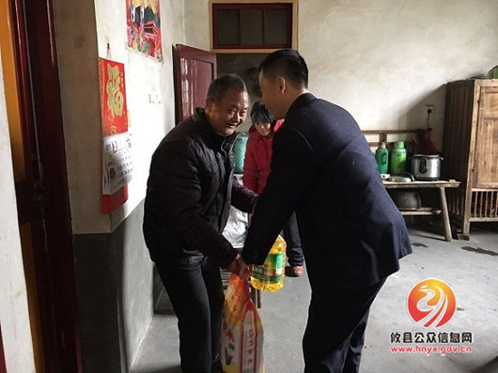 县畜牧水产局帮扶人员到双松村走访慰问贫困户