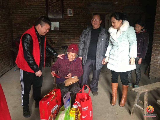 攸县义工联赴菜花坪镇走访慰问贫困家庭