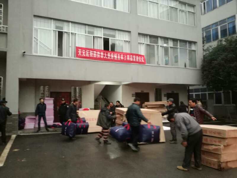 我区为特困供养人员发放210套床铺及床上用品