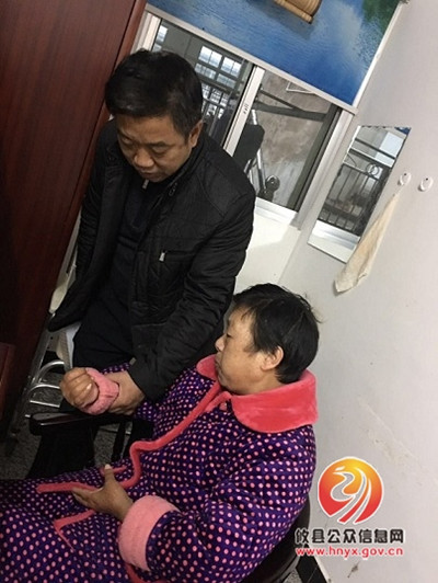 县畜牧水产局帮扶人员到双松村走访慰问贫困户