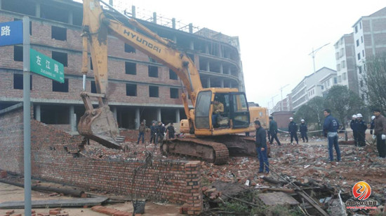 江桥街道办：强拆违法建筑 净化城乡环境