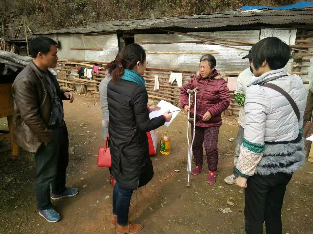 走访慰问贫困户 结对帮扶暖民心