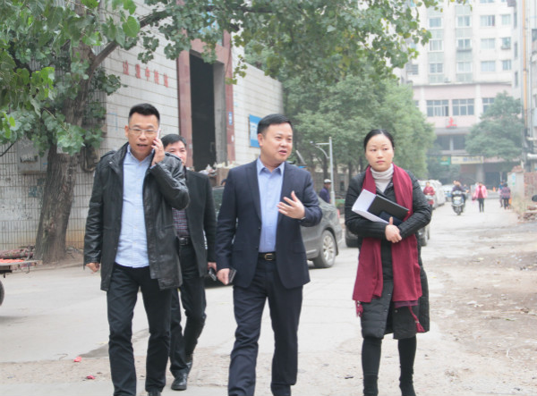 李晓彤局长现场督查环卫工作