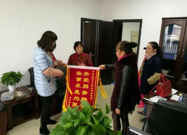 老党员送锦旗赞社区 感谢组织温暖