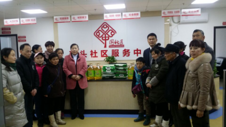 国宾酒店春节慰问码头社区困难家庭
