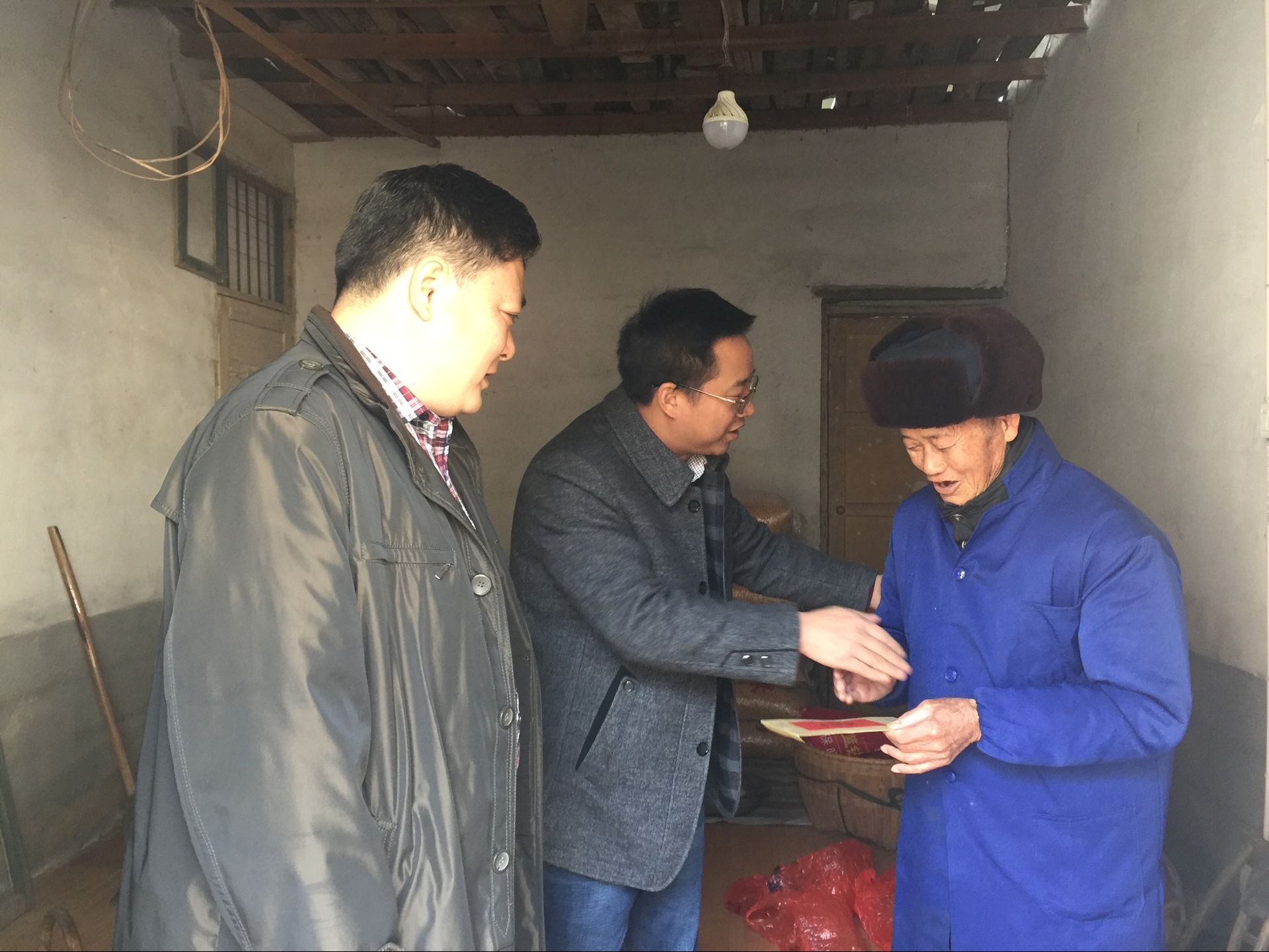 枫溪街道慰问辖区困难党员
