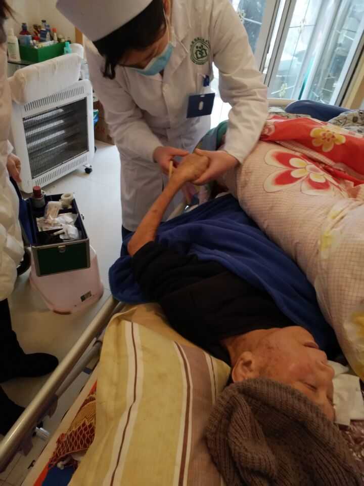 上门贴心服务 让老人空巢不空心