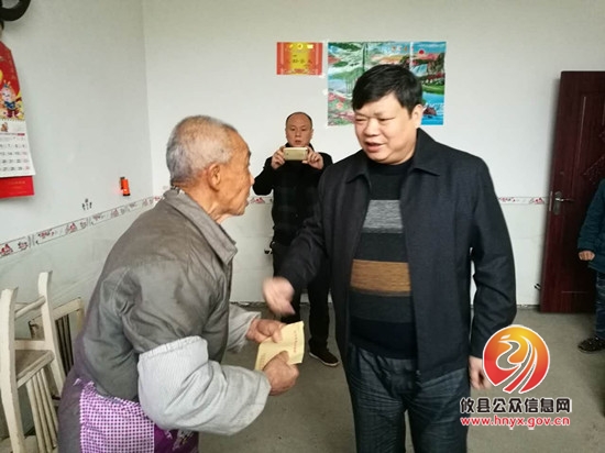 县统计局走访慰问帮扶村困难群众