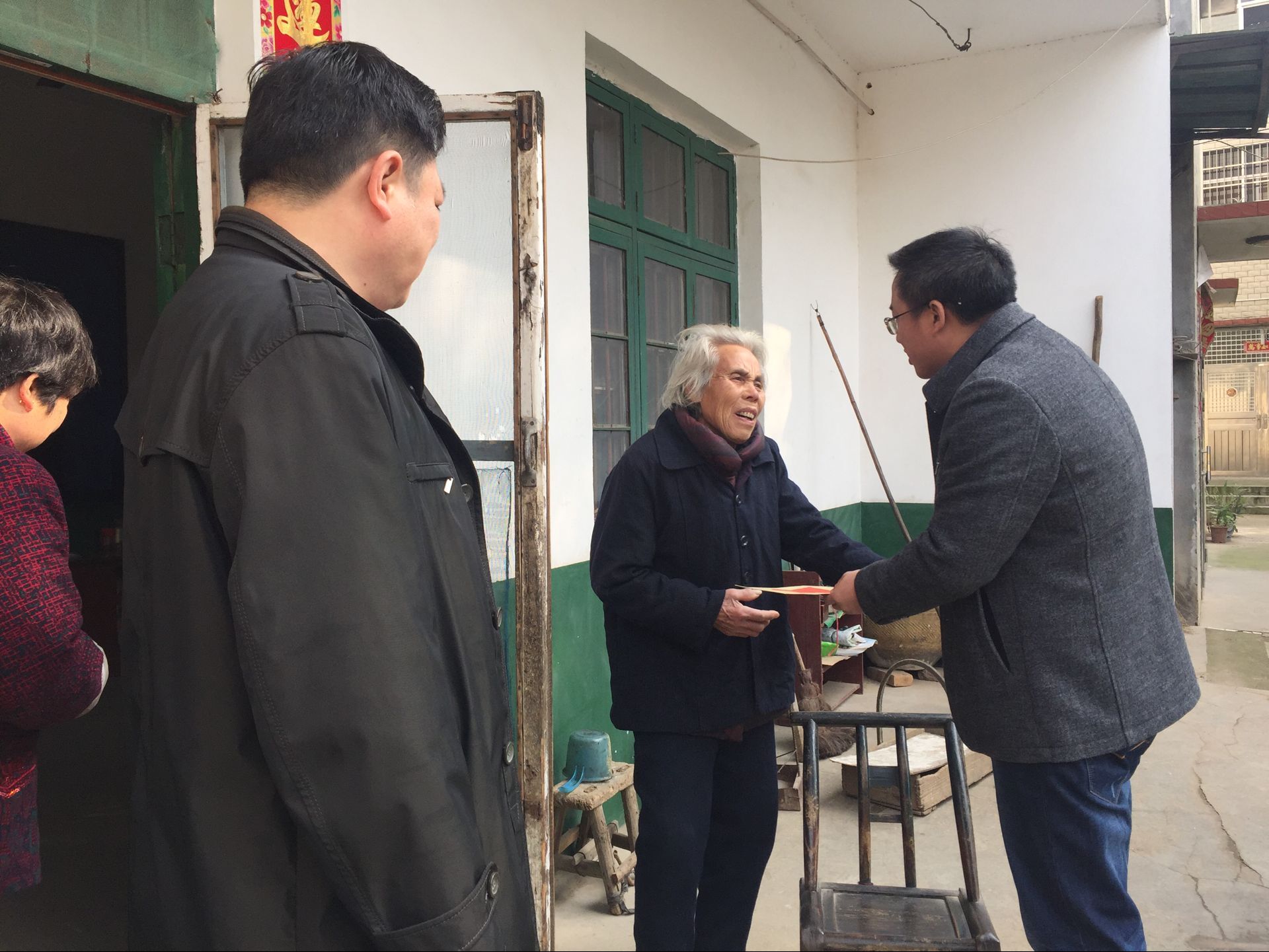 枫溪街道慰问辖区困难党员